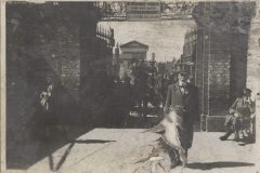 Fotografia wykonana przed bramą Cmentarza Żydowskiego w Warszawie naprzeciwko bramy wejściowej do getta
