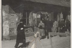 Fotografia przechodniów na ulicy w getcie - prawdopodobnie ul. Waliców lub Ogrodowa