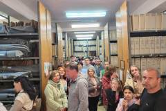 Goście podczas zwiedzania pułtuskiego Archiwum