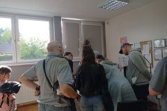 Zwiedzający zasięgają informacji podczas Nocy Muzeów w Otwocku