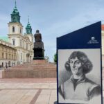 Ekspozytor z Kopernikiem i widok na Krakowskie Przedmieście