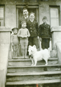  Członkowie rodzin Niczyperowiczów i Pawłowskich na spacerze z psem, warszawski Grochów, połowa lat trzydziestych.
