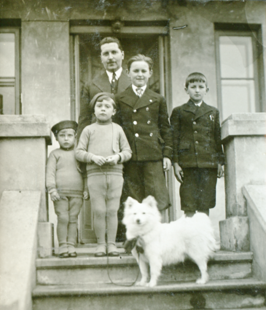 Członkowie rodzin Niczyperowiczów i Pawłowskich na spacerze z psem, warszawski Grochów, połowa lat trzydziestych.