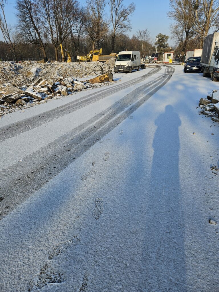 Miejsce budowy w śniegu