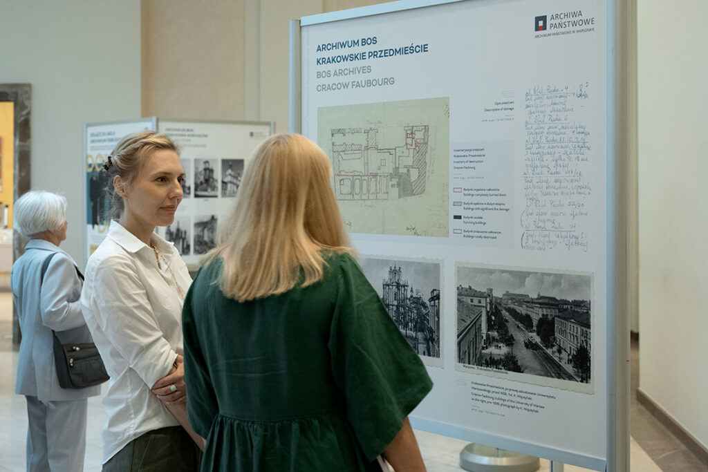 Fotografia dwóch kobiet oglądających plansze wystawowe