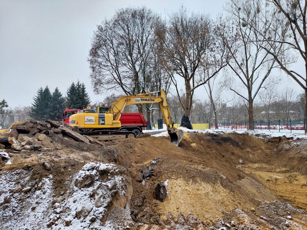 Prace przy wykopie po usunietych zbiornikach