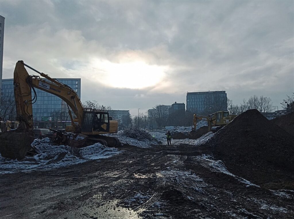 Śnieżna panorama placu budowy