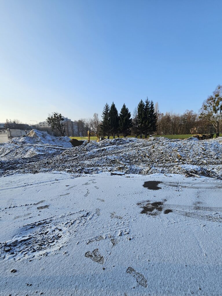 Widok na plac budowy_daleki plan