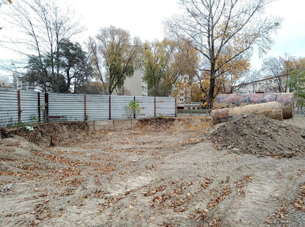 Zasypany dół po zbiornikach