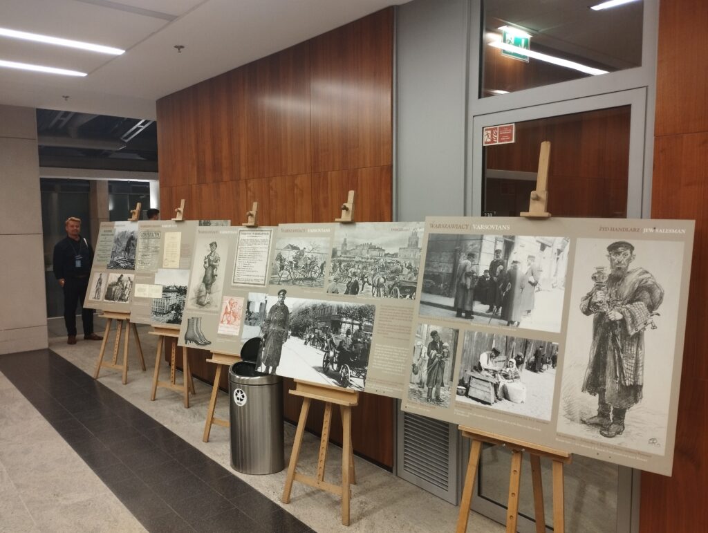 Fragment ekspozycji Warszawiaków portret niedzisiejszy z planszami na sztalugach.