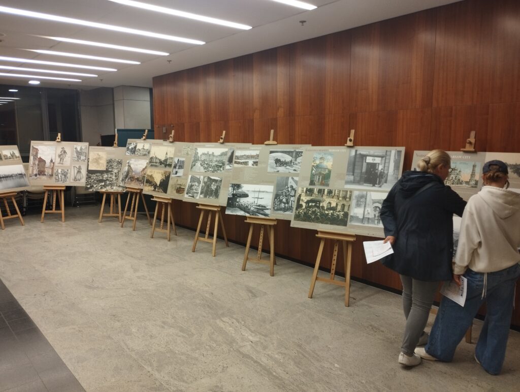 Fragment ekspozycji Warszawiaków portret niedzisiejszy z planszami na sztalugach.