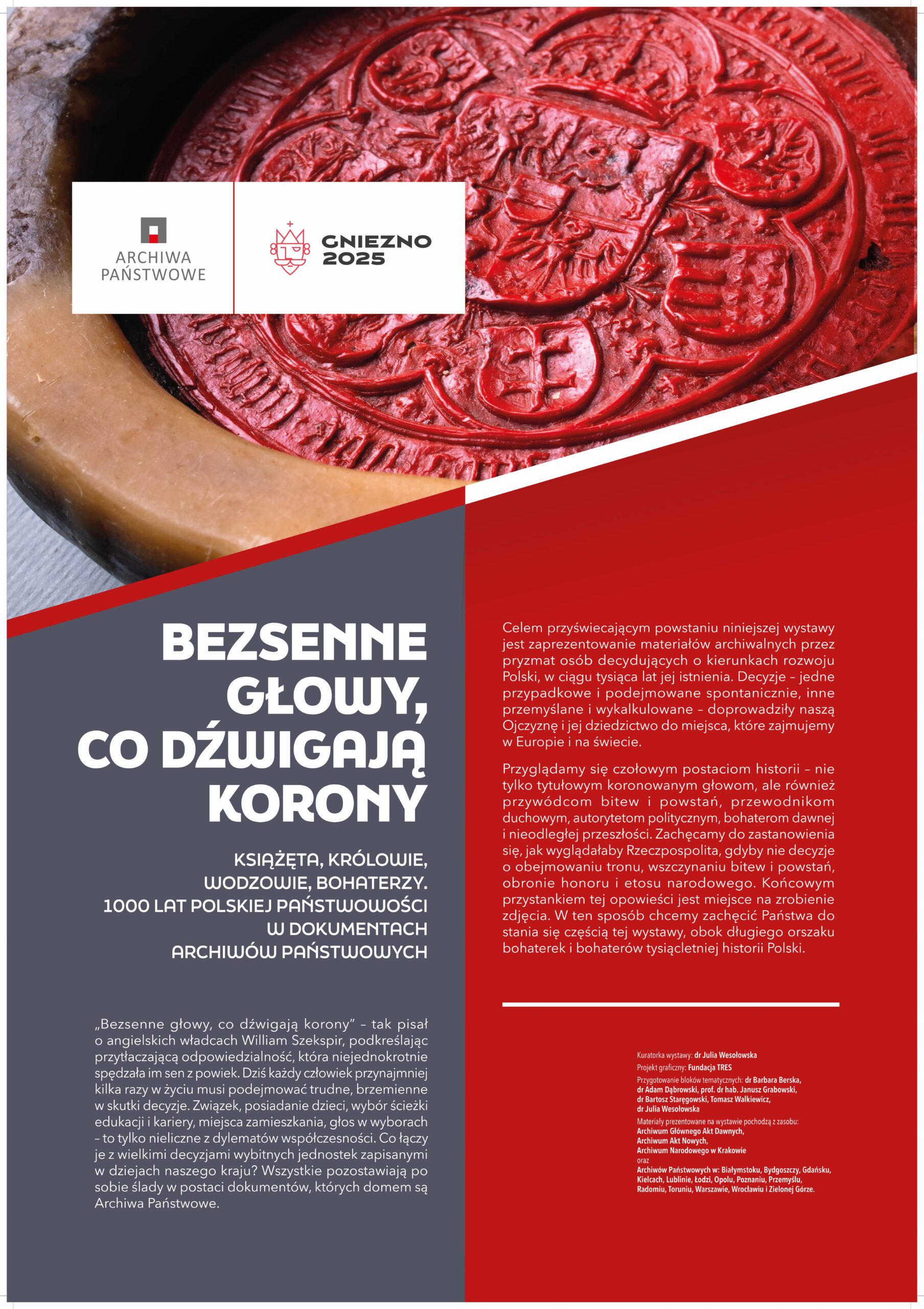 Plansza z czerwonym i szarym pasem, tekstem koloru białego, logo Archiwów Państwowych i Gniezno 2025. Widoczna pieczęć w czerwonym wosku.