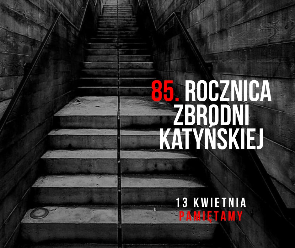 Na czarno-białej fotografii widać schody i napis w kolorach białym i czerwonym