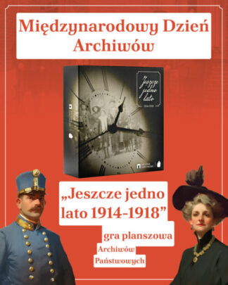 Czerwona prostokątna plansza z czerwonymi podpisami na białym tle. Na planszy grafika opakowania do gry z czarno-białym zdjęciem. Na dole planszy dwie postaci: kobieta w kapeluszu z koralami na szyi i mężczyzna z wąsem w błękitnym mundurze.