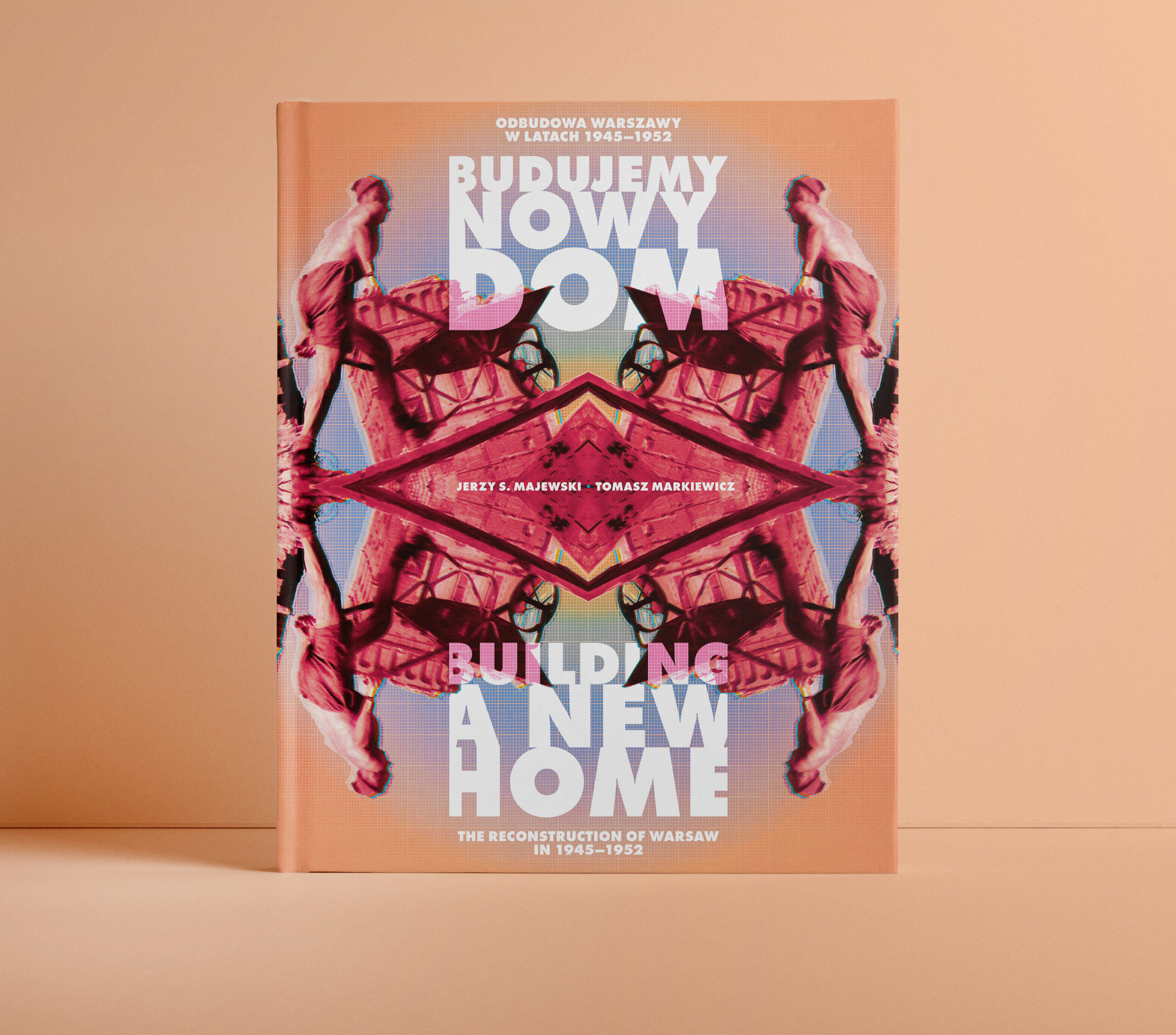 Na kolorowej fotografii widać na tle pomarańczowej ściany książkę z czterema odbiciami lustrzanymi robotnika niosącego taczkę oraz tekstem w języku polskim na okładce.