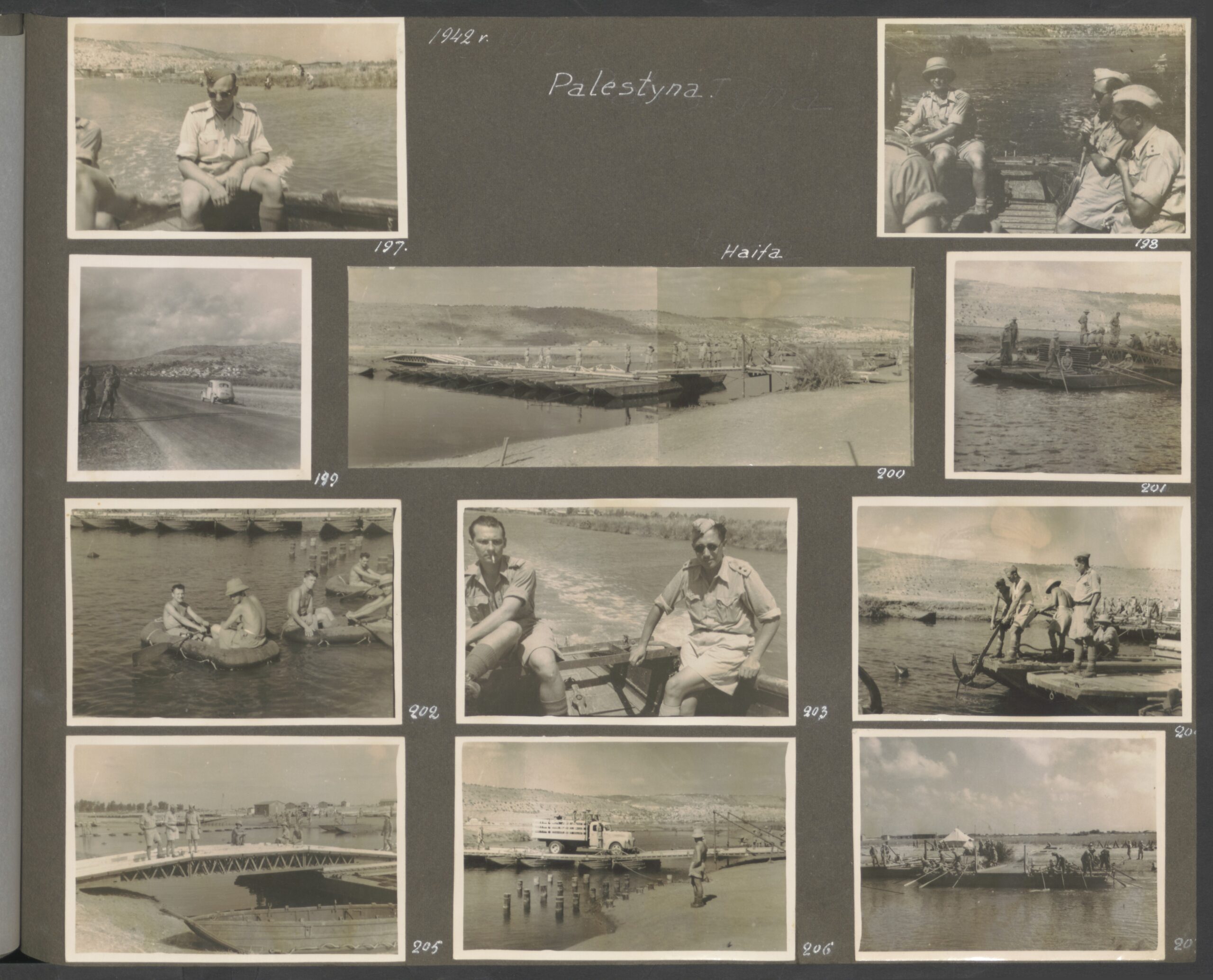 Album Władysława Rakowskiego oraz 3 Batalionu Saperów 3 Dywizji Strzelców Karpackich na Środkowym Wschodzie z lat 1940–1943, Dar Kasi Hamann, Archiwum Państwowe w Warszawie, sygn. 72/3882/0/30/1663. Karta z albumu ukazująca jedenaście czarno-białych zdjęć żołnierzy nad wodą, na karcie widać numery obiektów i odręczne napisy w języku polskim w białym kolorze.