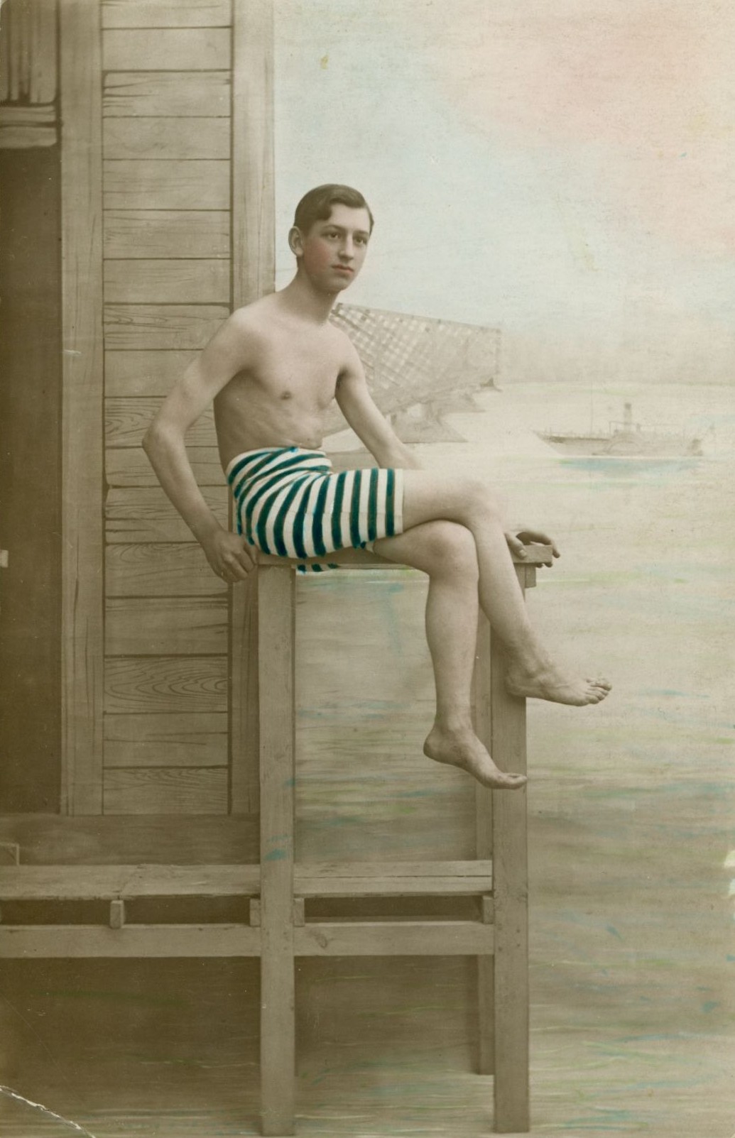 Portret Wacława Nowakowskiego na tle Wisły i Mostu Kierbedzia, 1917 r., Dar Elżbiety Nowakowskiej, Archiwum Państwowe w Warszawie, sygn. 72/3882/0/33/1749. Czarno-biała fotografia ukazująca młodego chłopca w szortach w zielone paski, w tle widać most i statek na wodzie.