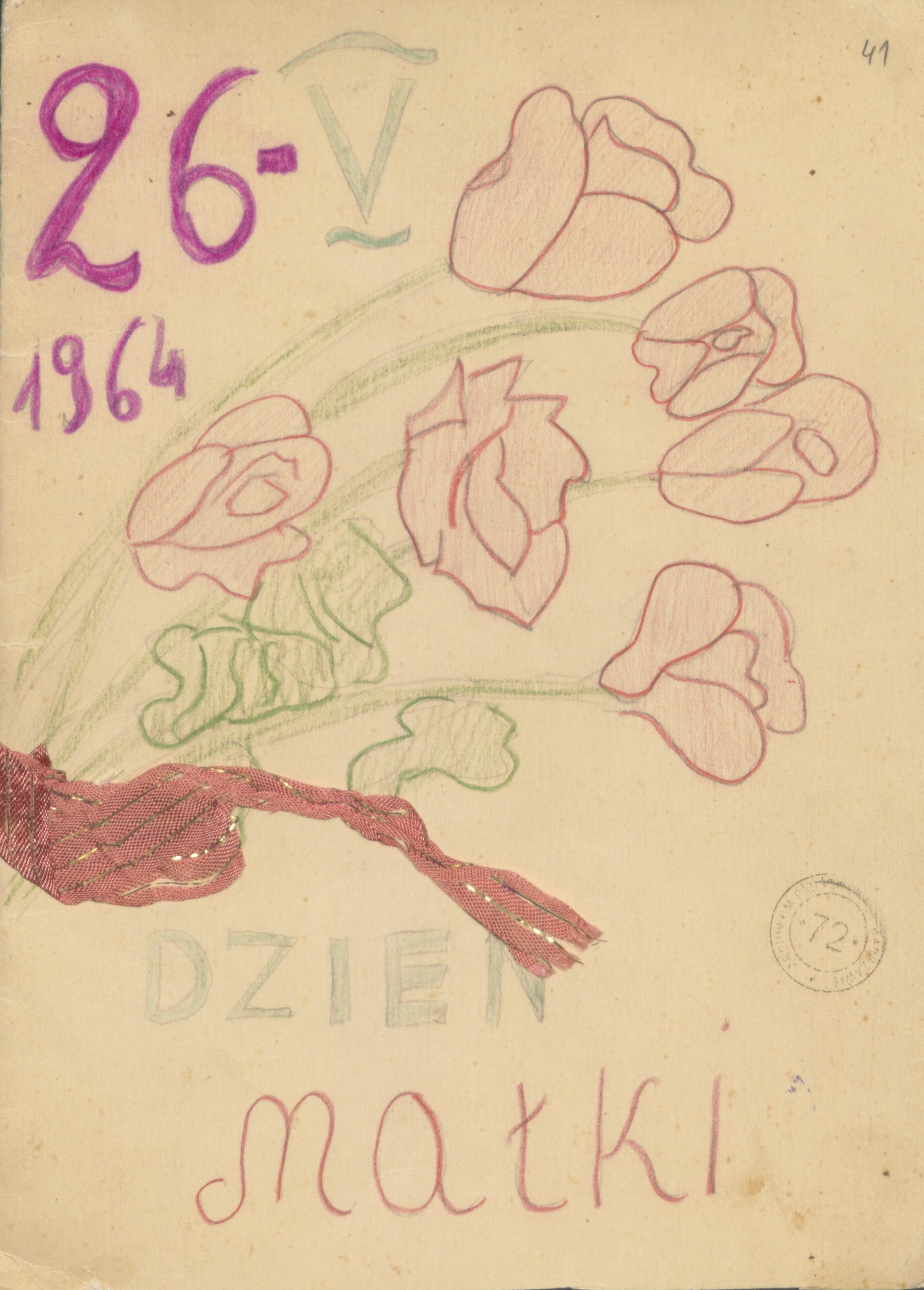 Laurka wysłana przez Jacka Warczaka do mamy na Dzień Matki, 26 maja 1964 r., Dar Jacka Warczaka, Archiwum Państwowe w Warszawie, sygn. 72/3882/0/27/1644. Rysunek ukazujący różowe kwiaty, u góry napis 26 V 1964, u doły napis Dzień Matki, z boku przyklejona do kartki różowa wstążeczka ze złotymi cienkimi paskami.