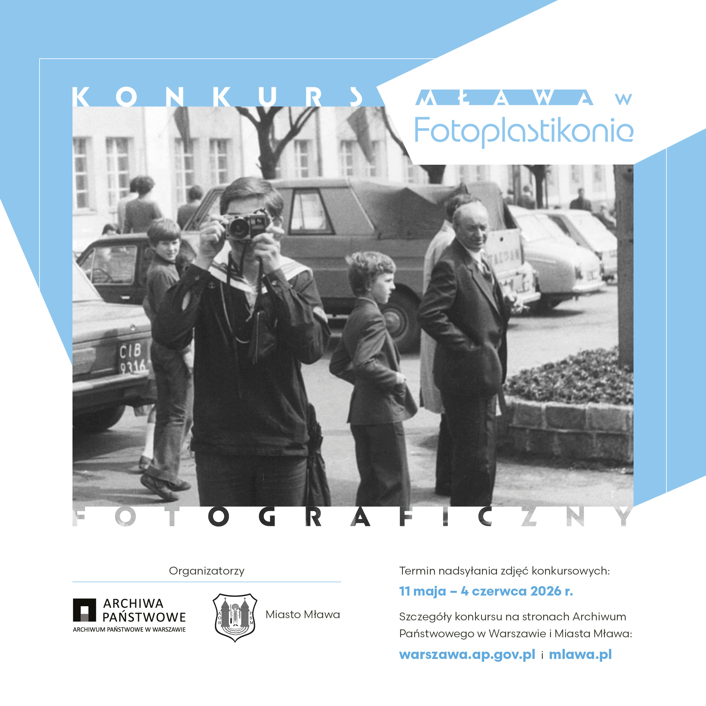 Na grafice widać czarno-białe zdjęcie chłopaka z aparatem fotograficznym i czterema osobami oraz samochodami i budynkami w tle, wokół kolory biały i jasnoniebieski oraz logotypy Archiwum Państwowego w Warszawie i Miasta Mławy oraz tekst w języku polskim.