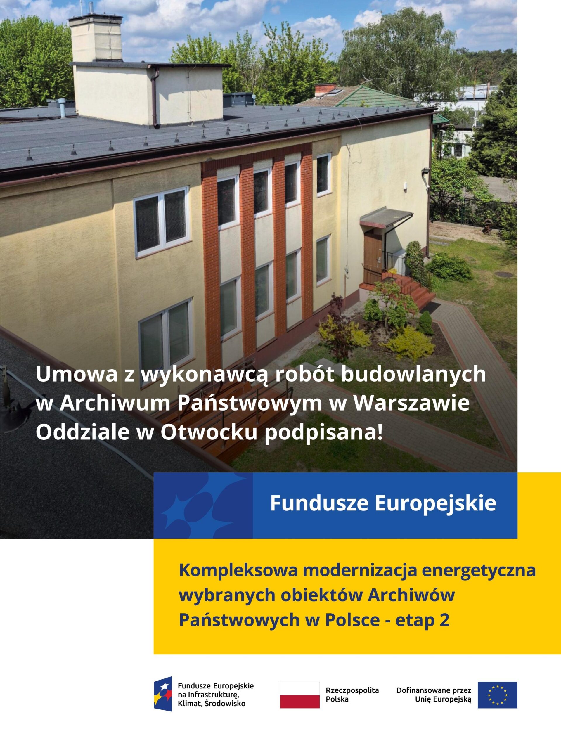 Na kolorowej fotografii widać budynek oraz drzewa i krzewy wokół niego, poniżej tekst w języku polskim na niebieskim tle i tekst w języku polskim na żółtym tle oraz logotyp Funduszy Europejskich na Rozwój Cyfrowy, flaga Polski i flaga Unii Europejskiej.