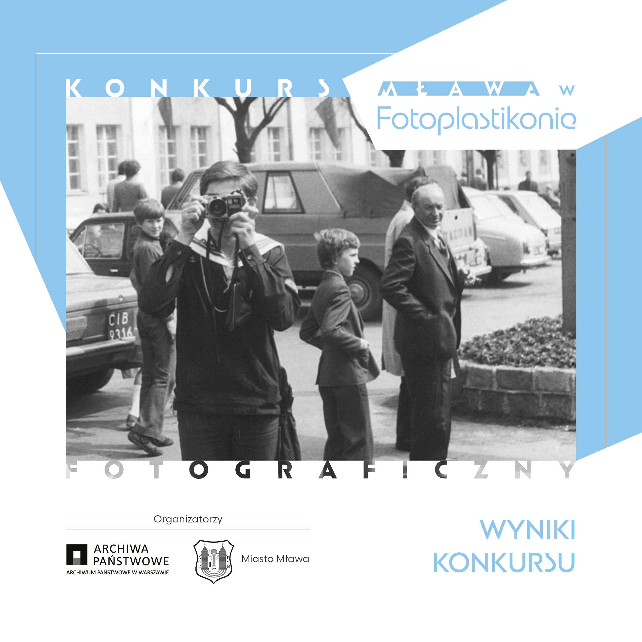 Na grafice widać czarno-białe zdjęcie chłopaka z aparatem fotograficznym i czterema osobami oraz samochodami i budynkami w tle, wokół kolory biały i jasnoniebieski oraz logotypy Archiwum Państwowego w Warszawie i Miasta Mławy oraz tekst w języku polskim.