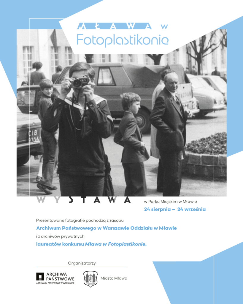Na grafice widać czarno-białe zdjęcie chłopaka z aparatem fotograficznym i czterema osobami oraz samochodami i budynkami w tle, wokół kolory biały i jasnoniebieski oraz logotypy Archiwum Państwowego w Warszawie i Miasta Mławy oraz tekst w języku polskim.