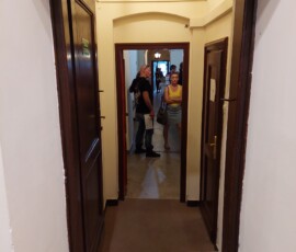 Fotografia kolorowa korytarza z mężczyzną i kobietą.
