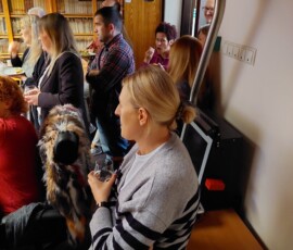 Zdjęcie z lewego profilu grupy osób
