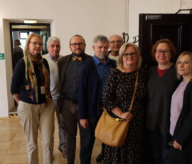 Fotografia grupy ludzi przed wejściem do czytelni