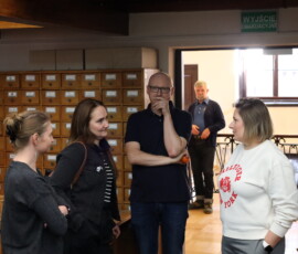 fotografia kobiet i mężczyzny stojącego frontem do fotografa.