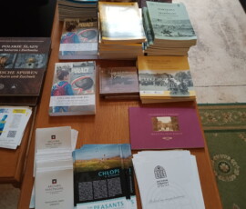 Fotografia publikacji APW rozłożonych na stole. Kadr z góry.