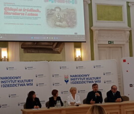 Dr hab. Lucyna Harc, Anna Chmielewska, dr Dorota Sidorowicz-Mulak, prof. Adam Leszczyński, dr hab. Jerzy Mazurek, fot. A. Kossowski Trzy kobiety i dwóch mężczyzn siedzących za stołem prezydialnym.