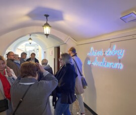 Grupa ludzi w przejściu w bramie.