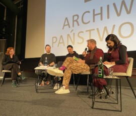 Magdalena Wiercińska, Kamil Polak, Radosław Ładczuk, Hugh Welchman i Katarzyna Głuchowska, fot. M. Janicki Dwie kobiety i trzech mężczyzn siedzących przy stoliku w trakcie dyskusji. W tle ekran z logo Archiwów Państwowych.