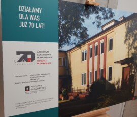 Zdjęcie planszy z widokiem na budynek Archiwum.