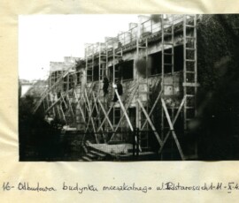 Odbudowa budynku mieszkalnego przy ul. Podstarościch 1, 11 października 1945 r. Na czarno-białej fotografii widać odbudowywany budynek i kilku mężczyzn.