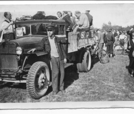 Samochód Społecznego Przedsiębiorstwa Budowlanego (SPB) w akcji odgruzowywania Warszawy, ok. 1946 r. Na czarno-białej fotografii widać grupę ludzi na samochodzie z godłem Polski bez korony i napisem „S.P.B. Odbudowa Warszawy”.