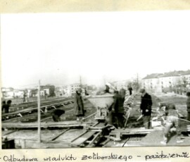 Odbudowa wiaduktu żoliborskiego, październik 1946 r. Na czarno-białej fotografii widać grupę ludzi przy odbudowie wiaduktu.