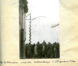Otwarcie wiaduktu żoliborskiego, 15 grudnia 1946 r. Na czarno-białej fotografii widać grupę ludzi patrzącą na otwarcie wiaduktu.