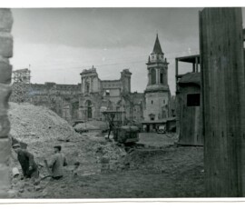 Budowa siedziby Państwowej Komisji Planowania Gospodarczego (PKPG) przy pl. Trzech Krzyży 3/5, wrzesień 1947 r. Na czarno-białej fotografii widać trzech mężczyzn przy pracy, w tle ruiny budynków.
