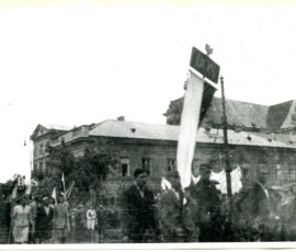 Pochód z okazji powołania Tymczasowego Rządu Jedności Narodowej na Krakowskim Przedmieściu, lipiec 1945 r. Na czarno-białej fotografii widać maszerujących ludzi ze sztandarem z napisem „BOS”, w tle również widać napis „BOS”.