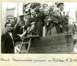 Przeprowadzka pracowni Biura Odbudowy Stolicy na Żoliborz, 8 września 1945 r. Na czarno-białej fotografii widać grupę młodych ludzi siedzących na pojeździe z napisem „BOS”.