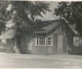 Jeden z tzw. domków fińskich na Ujazdowie, w których mieszkali pracownicy Biura Odbudowy Stolicy, 1945 r. Na czarno-białej fotografii widać domek fiński w otoczeniu trzech drzew.