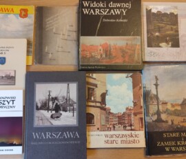 Publikacje podarowane Czytelni Archiwum Państwowego w Warszawie przez Pana Janusza Dębskiego i Pana Tomasza Tyszkę z Mławy Zdjęcie ukazujące dziewięć książek leżących na stole.